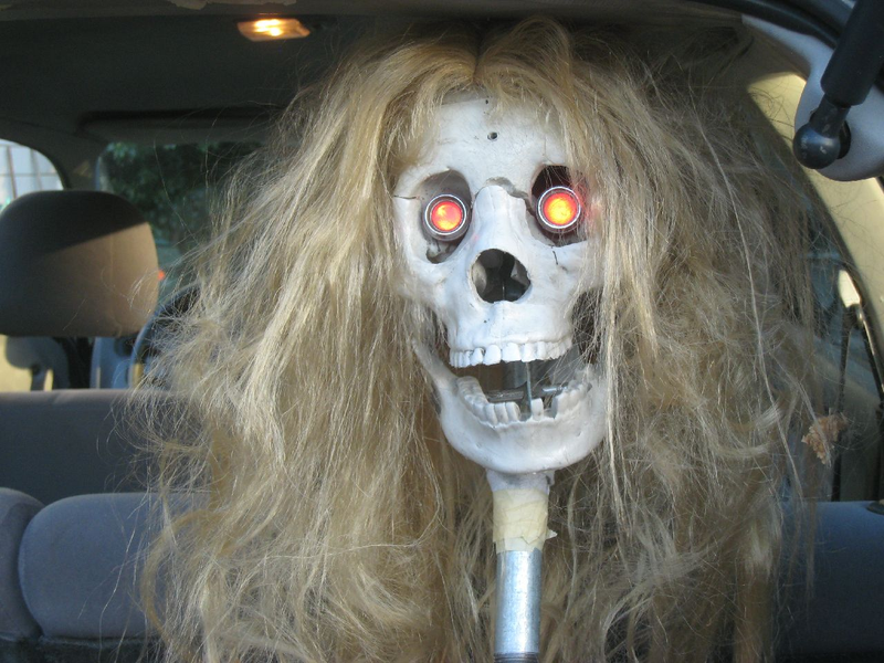 Illustration for article titled Make Your Own Animatronic Screaming Skull Brake Lights With Junkyard Parts!